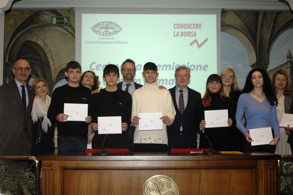 LA FONDAZIONE CASSA DI RISPARMIO DI FERMO PREMIA LE SQUADRE LOCALI VINCITRICI DEL CONCORSO “CONOSCERE LA BORSA 2022/2023”