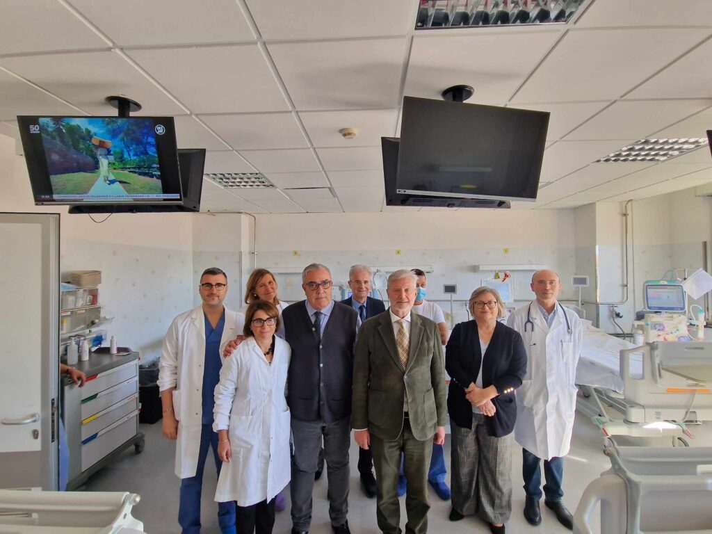 LA FONDAZIONE CASSA DI RISPARMIO DI FERMO CONTRIBUISCE ALL’ACQUISTO DI 25 TELEVISORI PER L’U.O.C. NEFROLOGIA E DIALISI DELL’OSPEDALE “A. MURRI” DI FERMO