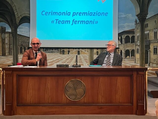 LA FONDAZIONE CASSA DI RISPARMIO DI FERMO PREMIA LE SQUADRE LOCALI VINCITRICI DEL CONCORSO “CONOSCERE LA BORSA 2024/2025”