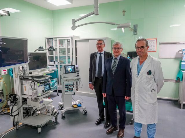AST FERMO, DOPPIA DONAZIONE PER IL REPARTO DI GASTROENTEROLOGIA: UNA COLONNA ENDOSCOPICA E UN ELETTROBISTURI