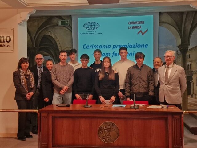 LA FONDAZIONE CASSA DI RISPARMIO DI FERMO PREMIA LE SQUADRE LOCALI VINCITRICI DEL CONCORSO “CONOSCERE LA BORSA”